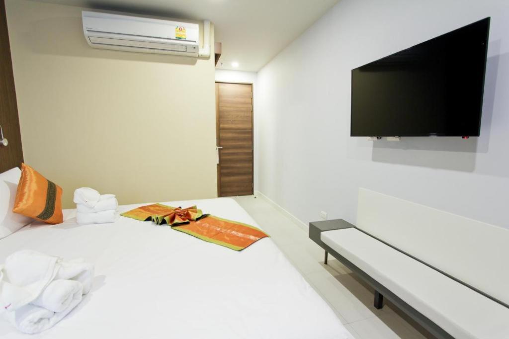Elegancy Sansabai Hotel Patong Exterior photo