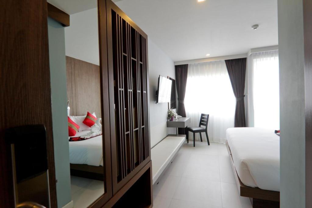 Elegancy Sansabai Hotel Patong Exterior photo