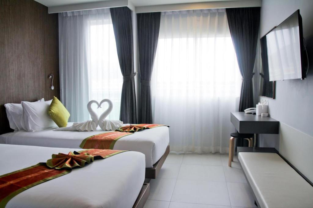 Elegancy Sansabai Hotel Patong Exterior photo